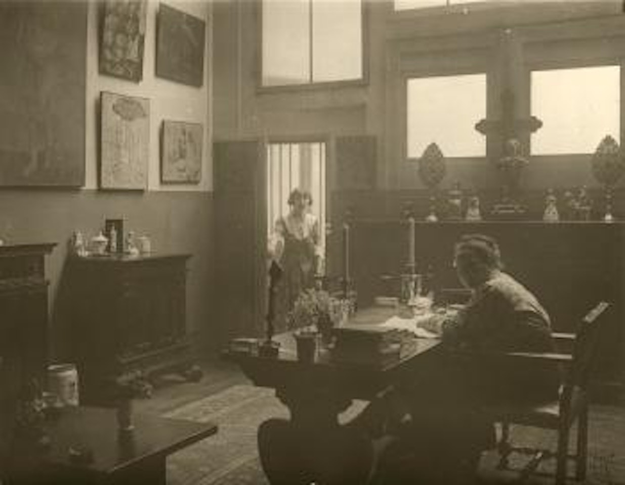 Gertrude Stein und Alice B. Tokias zuhause in der Rue de Fleurus, Paris by Man Ray