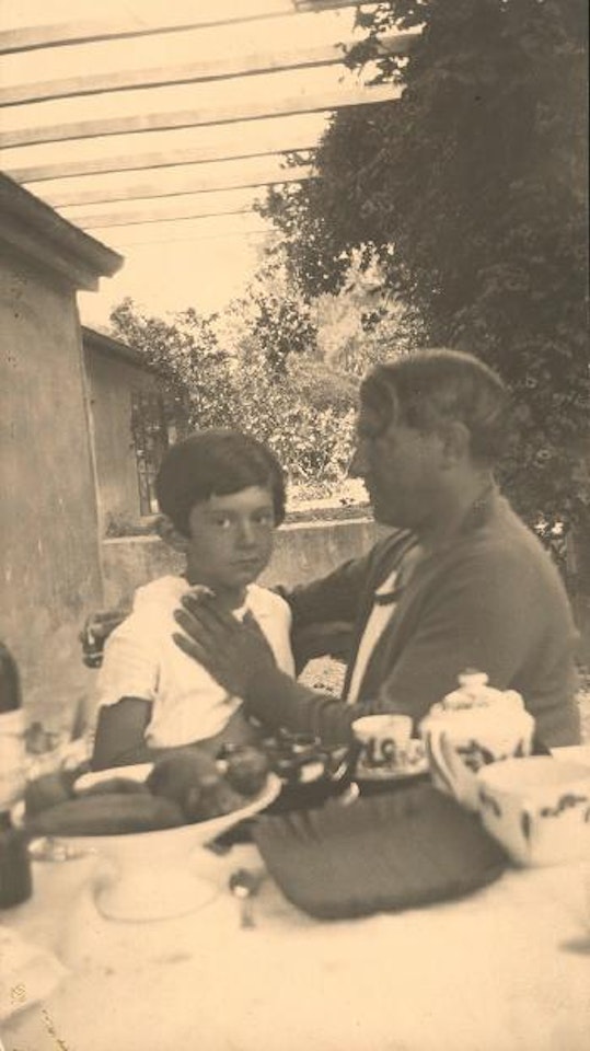 Picasso mit seinem Sohn Paulo by Man Ray