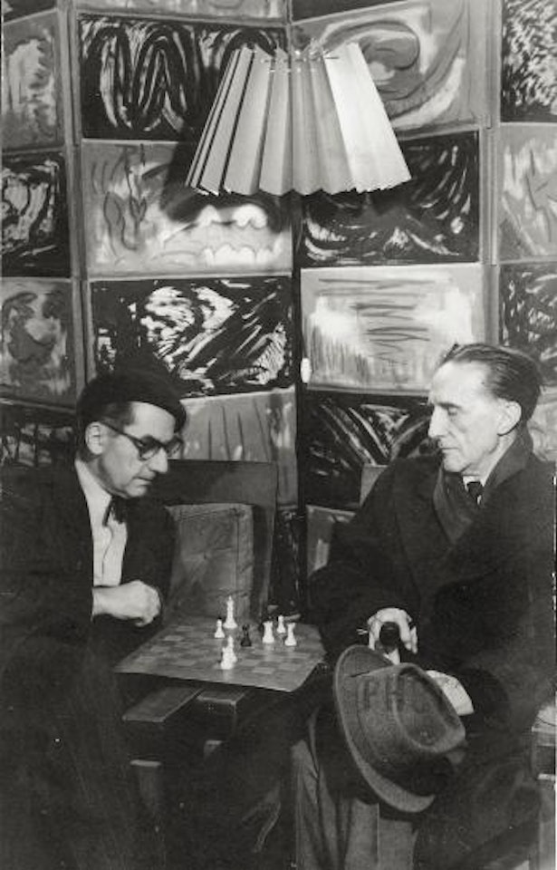 Man Ray und Marcel Duchamp beim Schach in Man Rays Atelier in der Rue Férou, Paris by Man Ray
