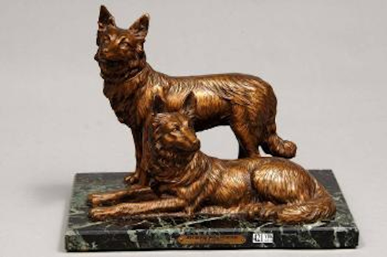 Chiens policiers by Demetre Chiparus