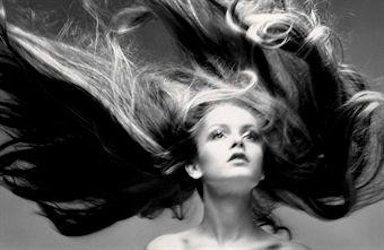 Twiggy, Hair by Ara Gallant, Paris studio, January 1968 by Richard Avedon
