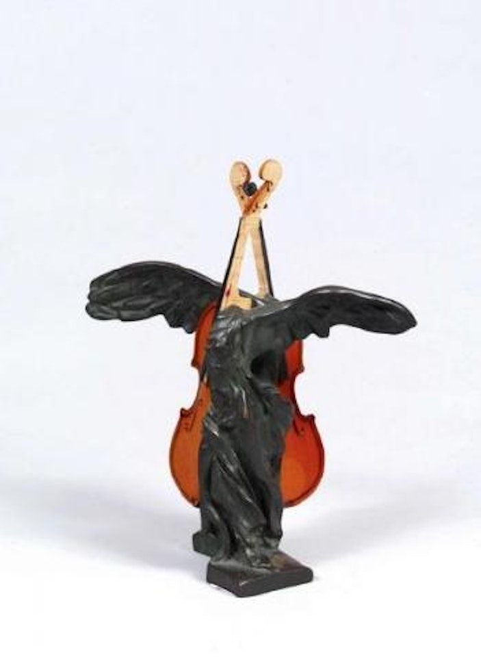 Petite vistoire de Samothrace by Arman