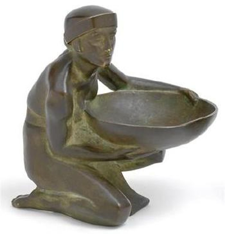 A female bowl bearer by Gustav Gurschner