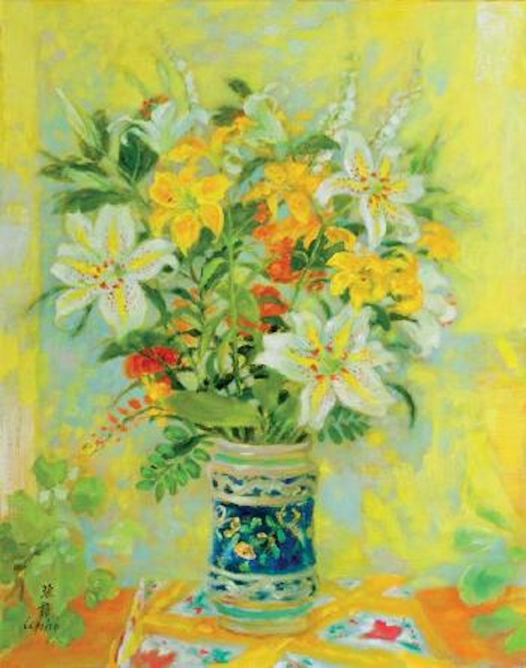 Flowers in a vase by Le Pho