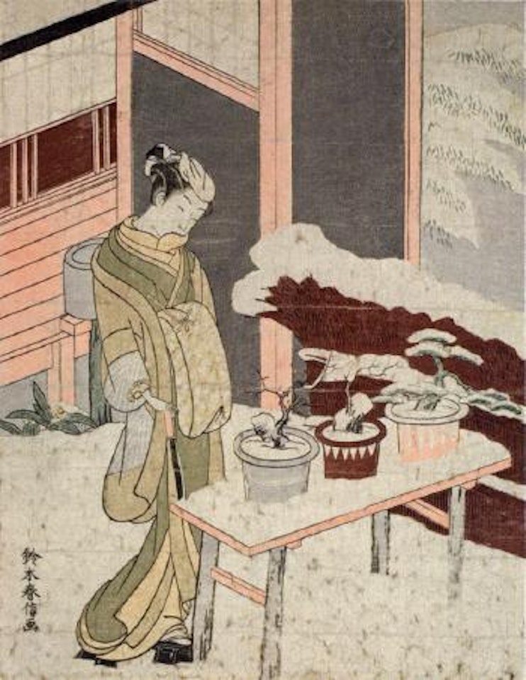 Chûban. Mitate-e. Eine junge Kurtisane steht im verschneiten Hof vor einem Tisch mit einigen bonsai-Bäumchen by Suzuki Harunobu