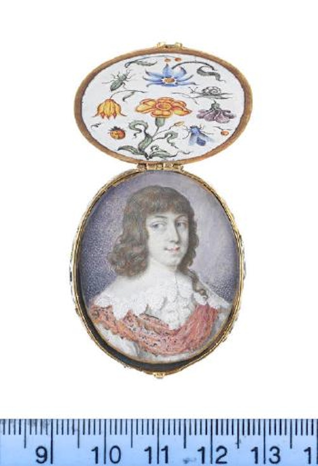 A gentleman, wearing cream doublet slashed at the sleeve to reveal white lace chemise, lawn collar with lace trim, red sash embroidered with blue and gold thread, his brown hair worn loose by David Des Granges