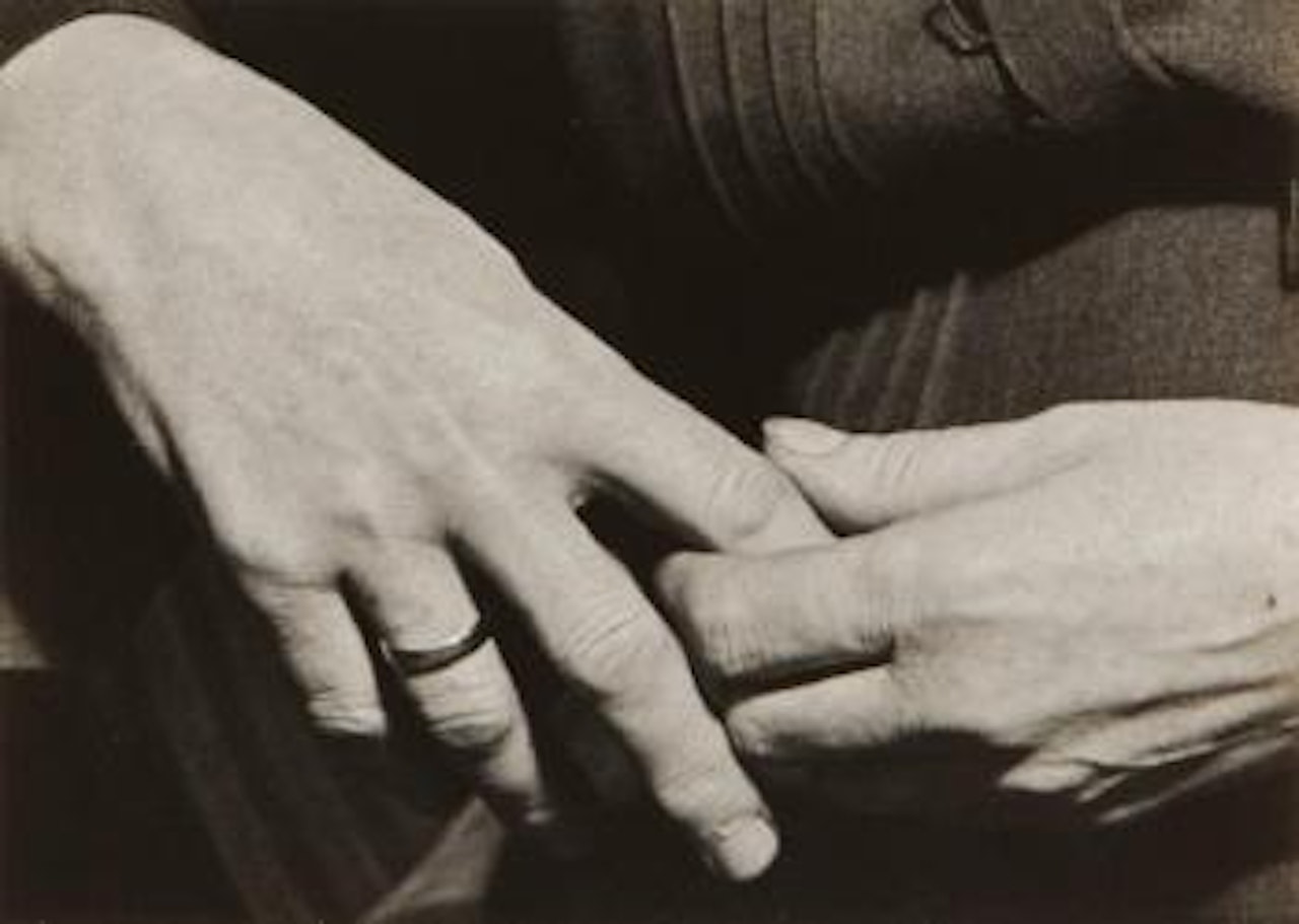 Les mains de ma mère by André Kertész