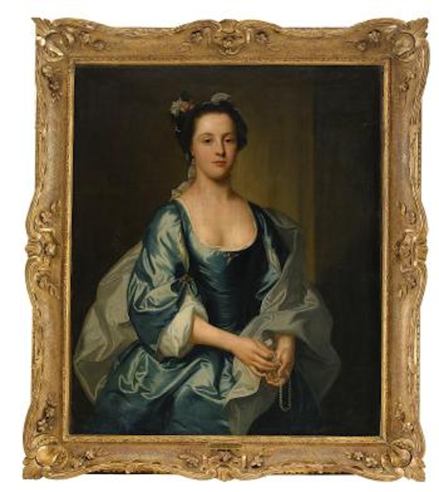 Porträtt föreställande dam ikädd högtidsdräkt hållandes en pärlcollier - midjebild by Thomas Hudson