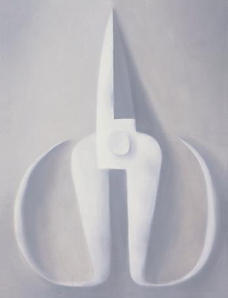 Standing grey-white scissors by Mao Xuhui