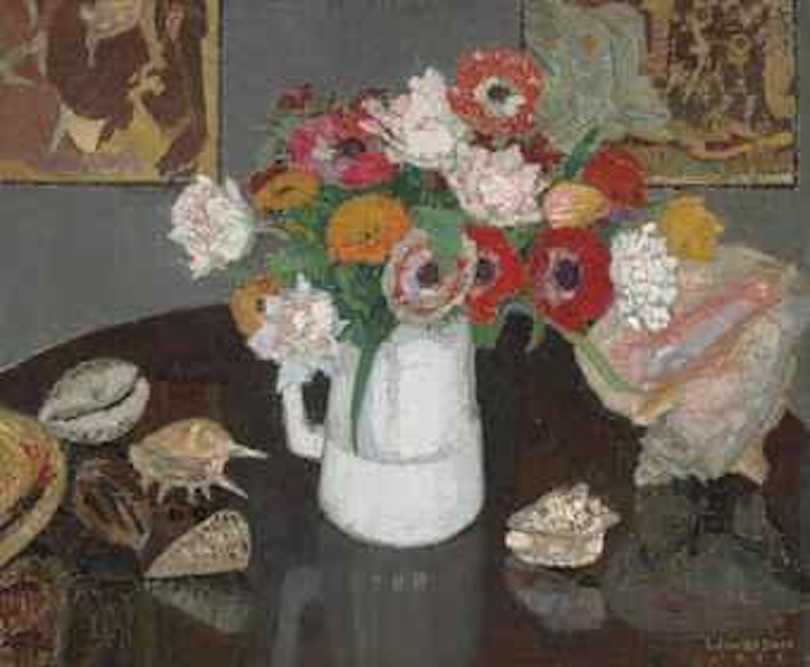 Bouquet d'anémones dans un pichet et coquillages by Leon de Smet