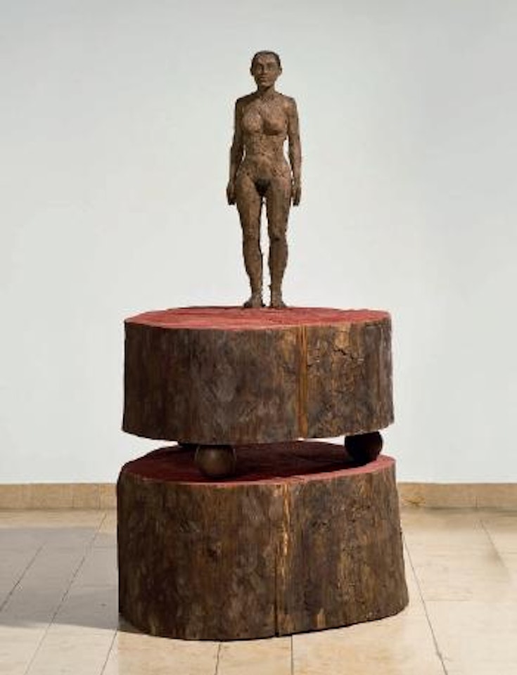 Frau auf horizontal gespaltenem Stamm by Stephan Balkenhol