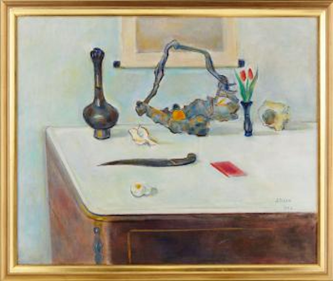 Stilleben med föremål på byrå by Einar Jolin