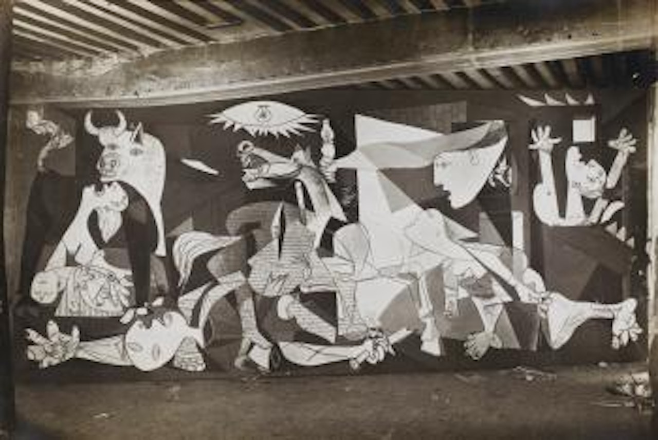 Le Tableau "Guernica" Dans L'atelier De Picasso by Dora Maar