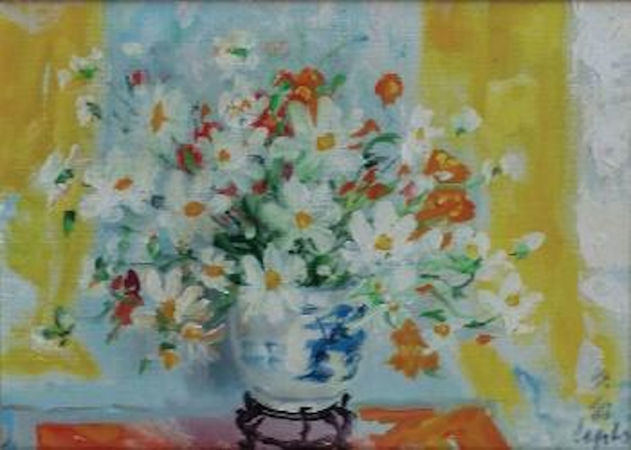 Vase de fleurs sur une table by Le Pho