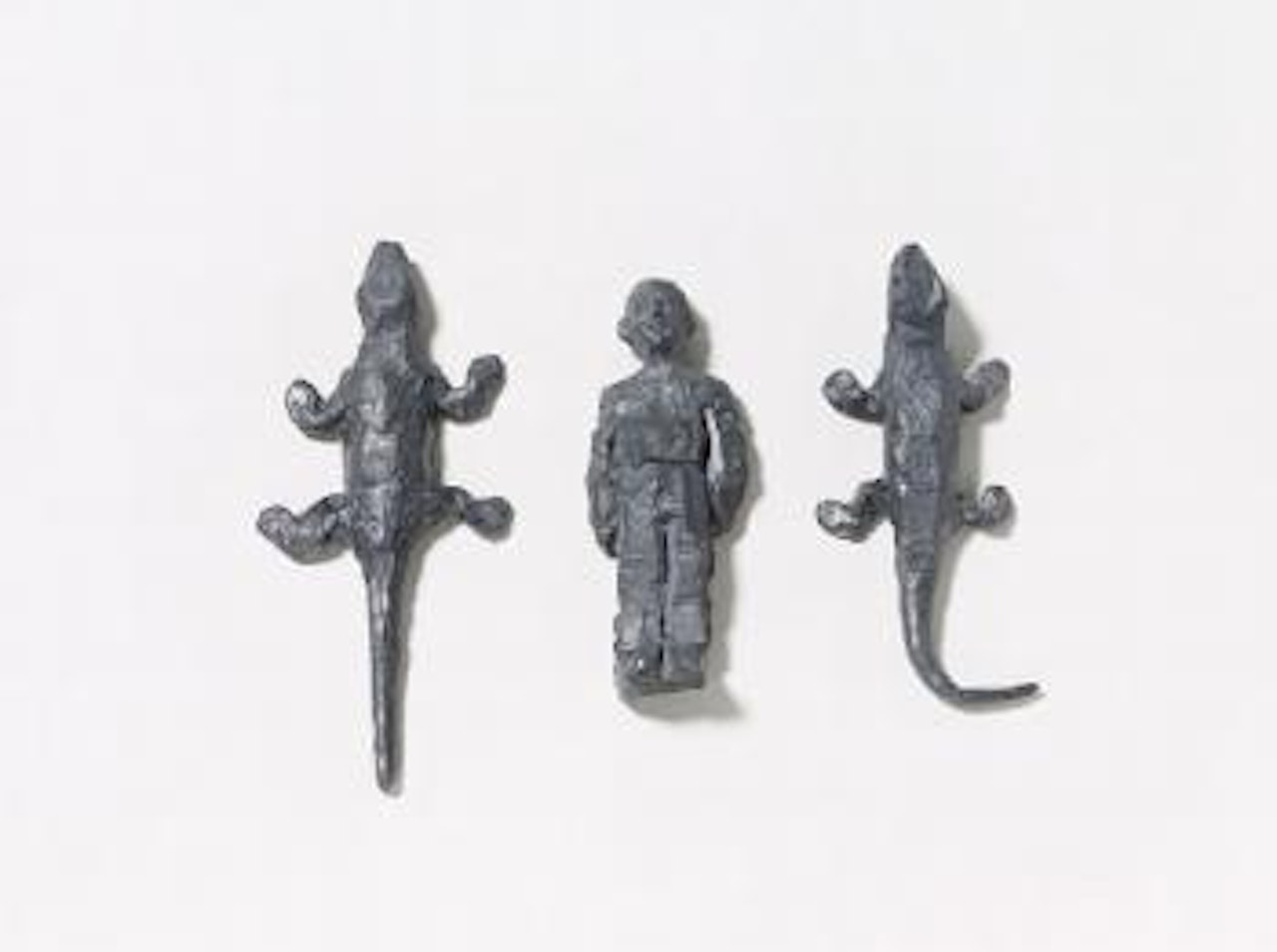 Zwei Echsen und ein Mann by Stephan Balkenhol