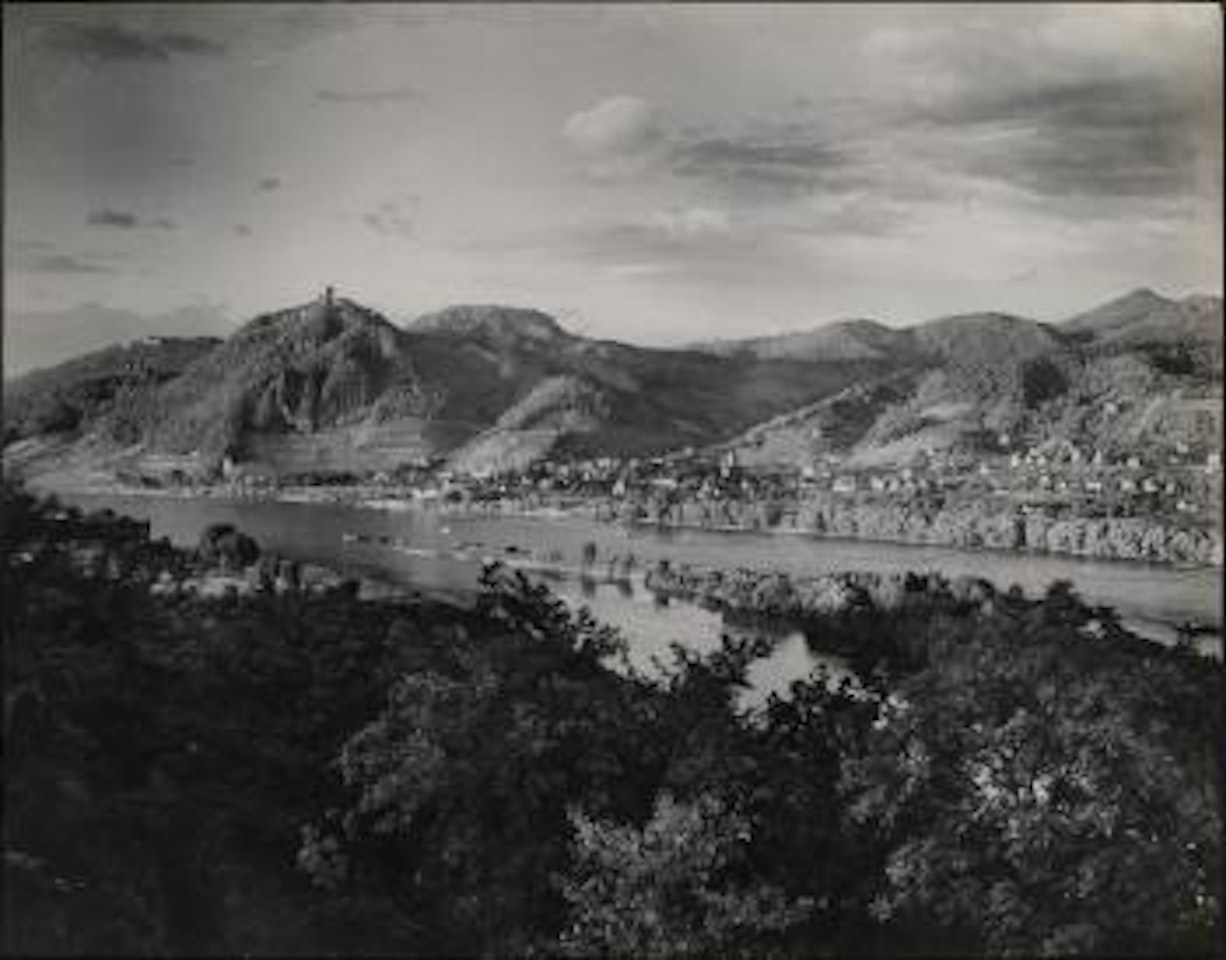 Siebengebirge von der linken Rheinseite gesehen by August Sander