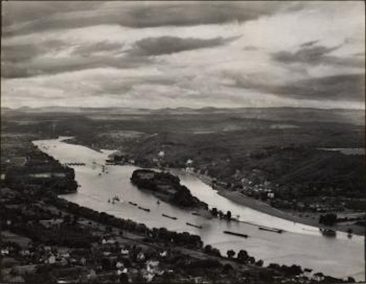 Siebengebirge von der linken Rheinseite geshen by August Sander