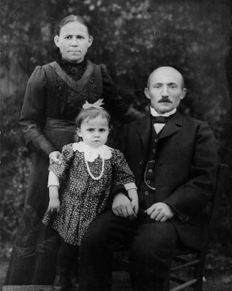 Bauernfamilie by August Sander