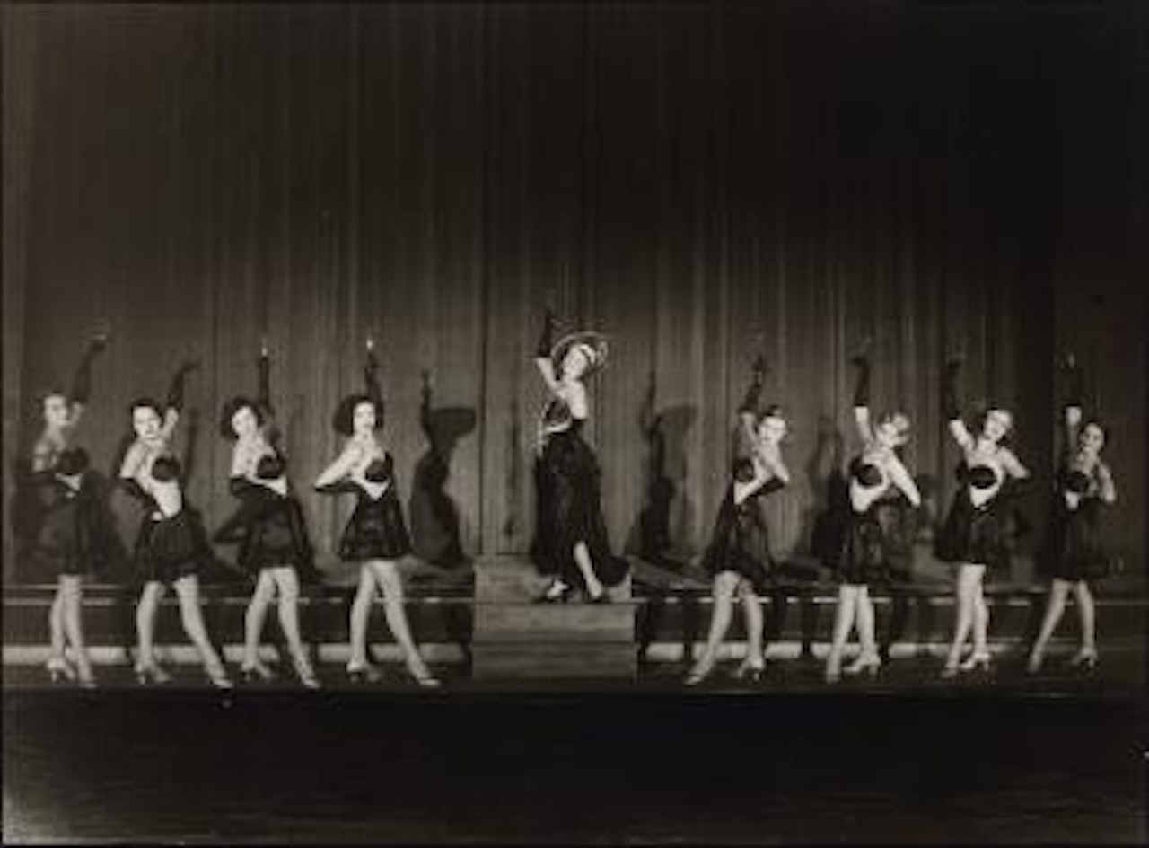 Trude Alex Show in der Show 'Von Zilla zu Billa' zon Willi Ostermann by August Sander