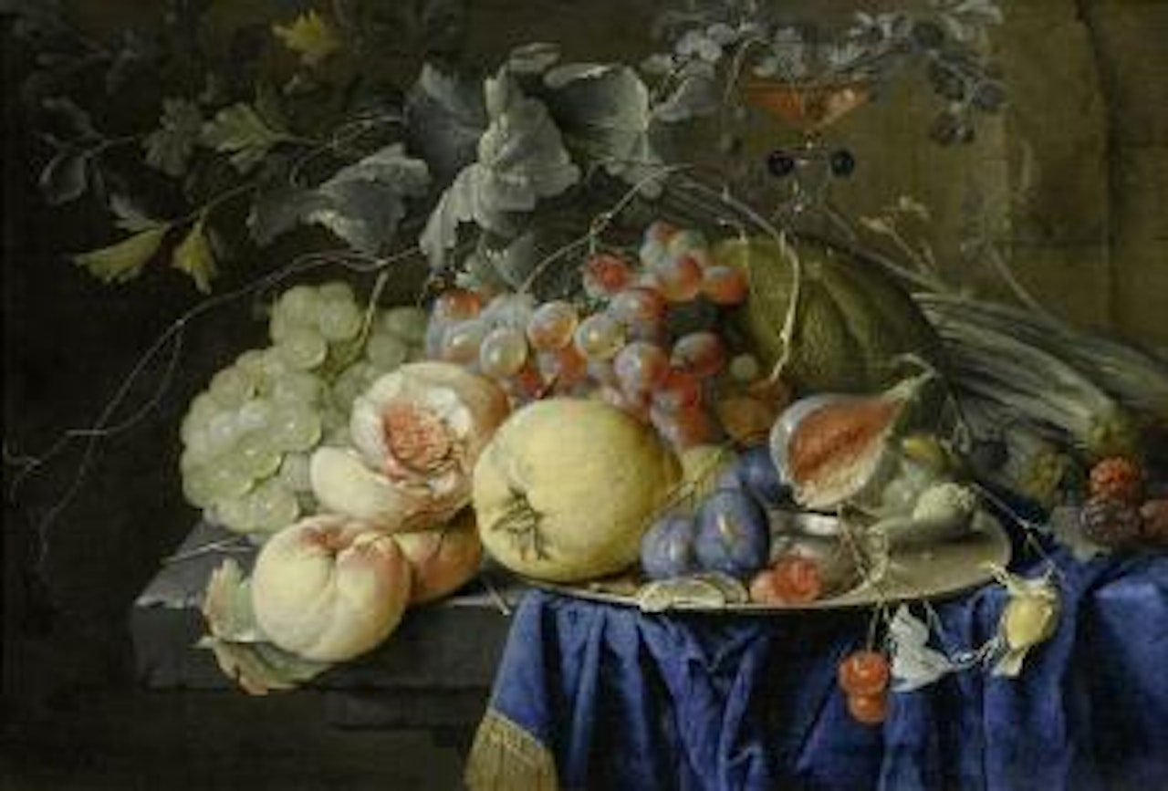 Stilleben mit Pfirsichen, Trauben, Pflaumen, Kirschen, Nüssen, einer Melone, Sellerie, einem Zinnteller und einem Façon-de-Venise Glas auf einer Tischplatte by Cornelis de Heem