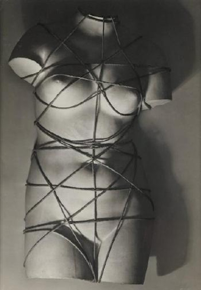 Venus restaurée, moule en plâtre et corde by Man Ray