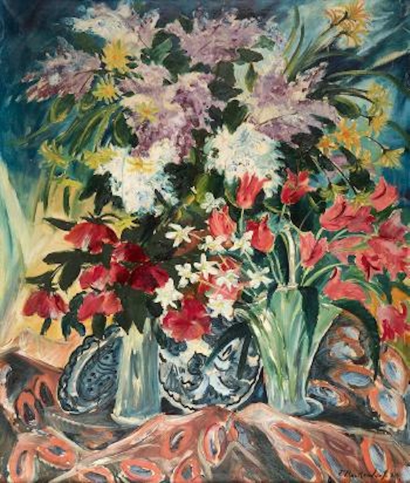 Prachtvolle Frühlingsblumen mit blau-weißen Porzellantellern by Franz Heckendorf