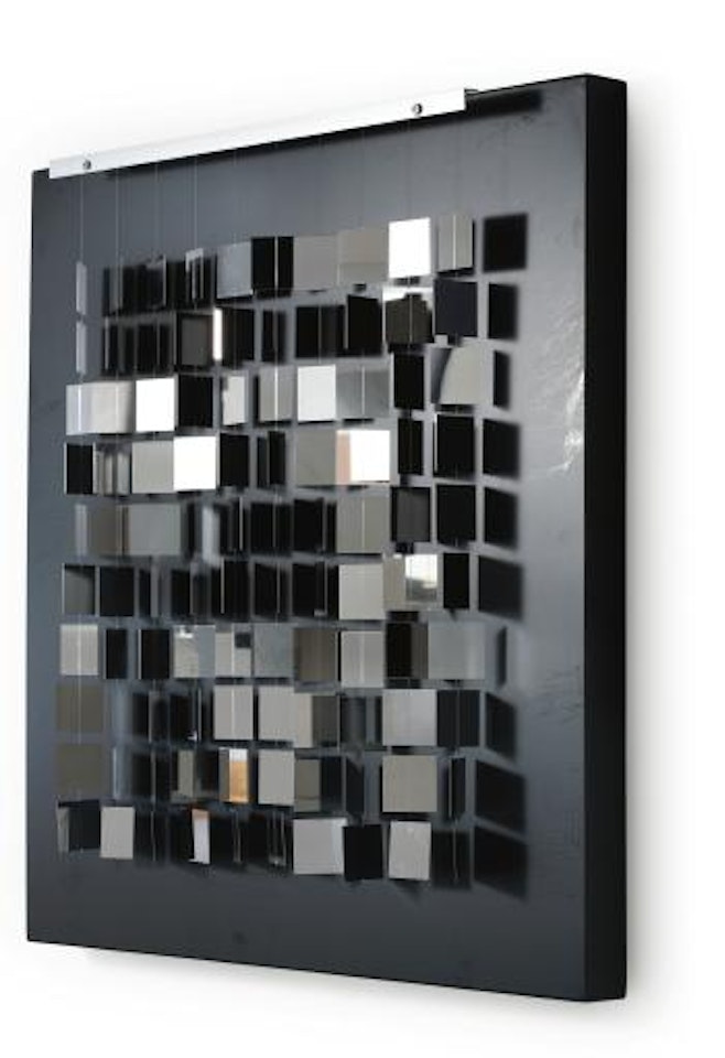 Móvil Cuadrado Plateado Sobre Negro by Julio Le Parc