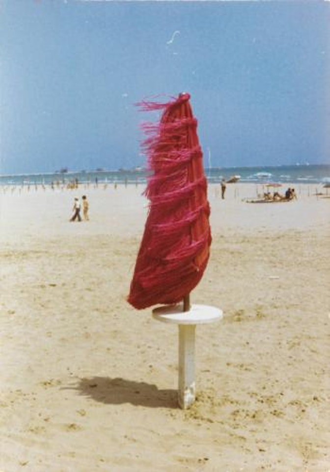 Marine Di Ravenna, 1972 (Série Kodachrome) by Luigi Ghirri