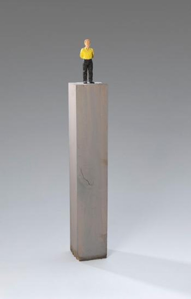 Mann im gelben Hemd by Stephan Balkenhol