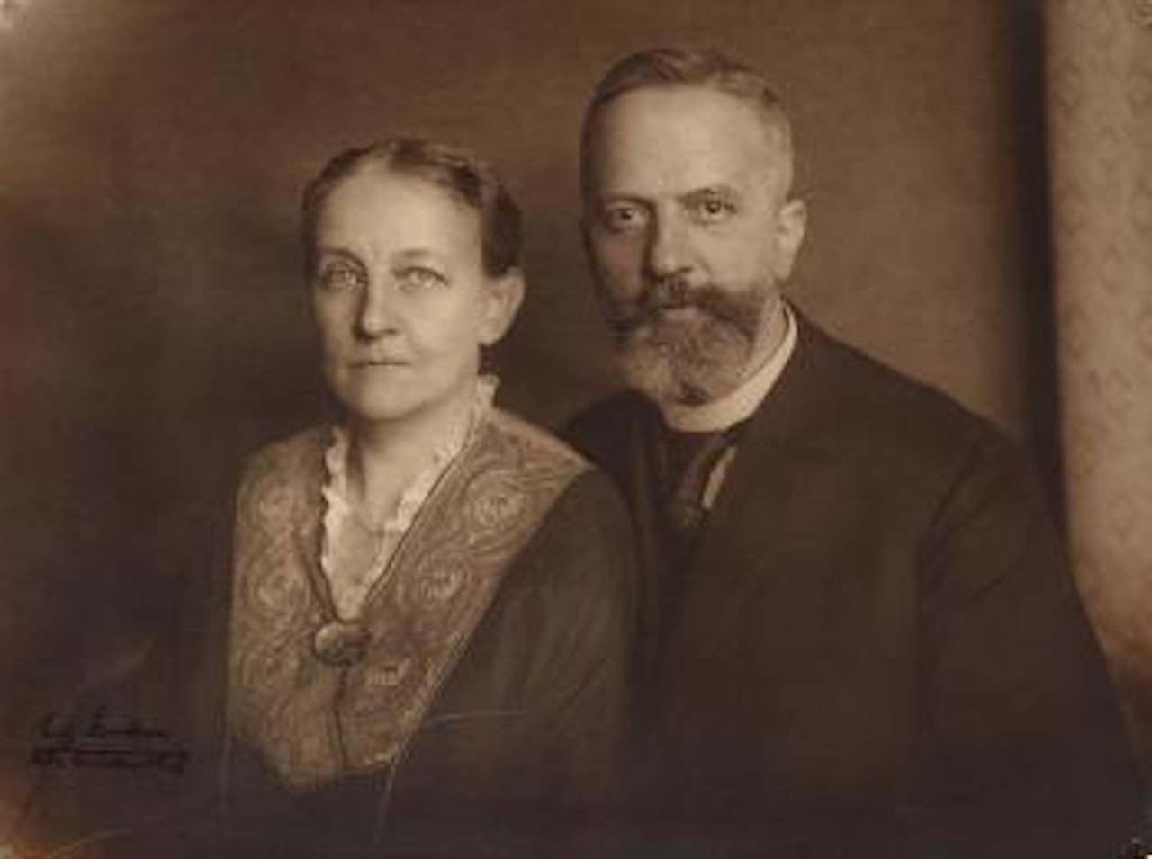 Großkaufmann Mit Gattin by August Sander