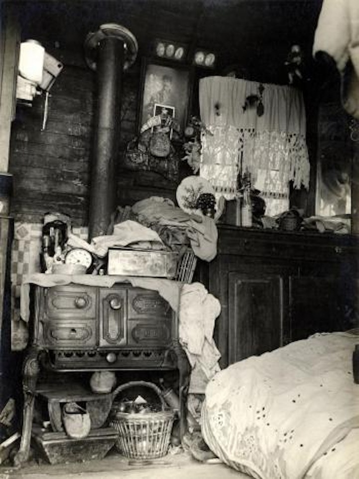 Zigeunerwagen by André Kertész