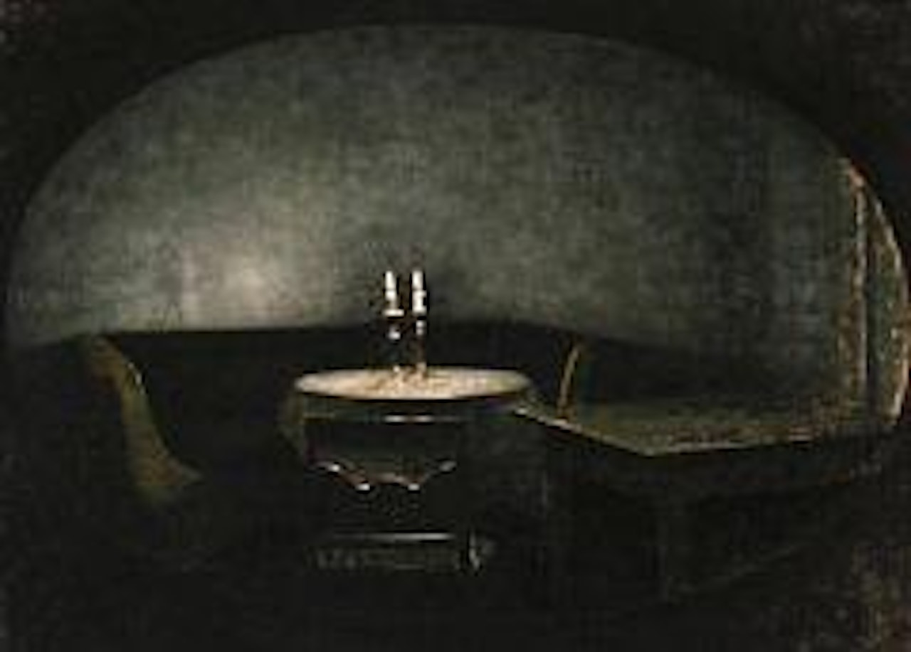 Stue. Kunstigt lys. Paa et rundt Bord staar to tændte Lys i Sølvstager. Paa Bagvæggen en Birketræs-sofa. Tilhøjre et firkantet Bord by Vilhelm Hammershoi