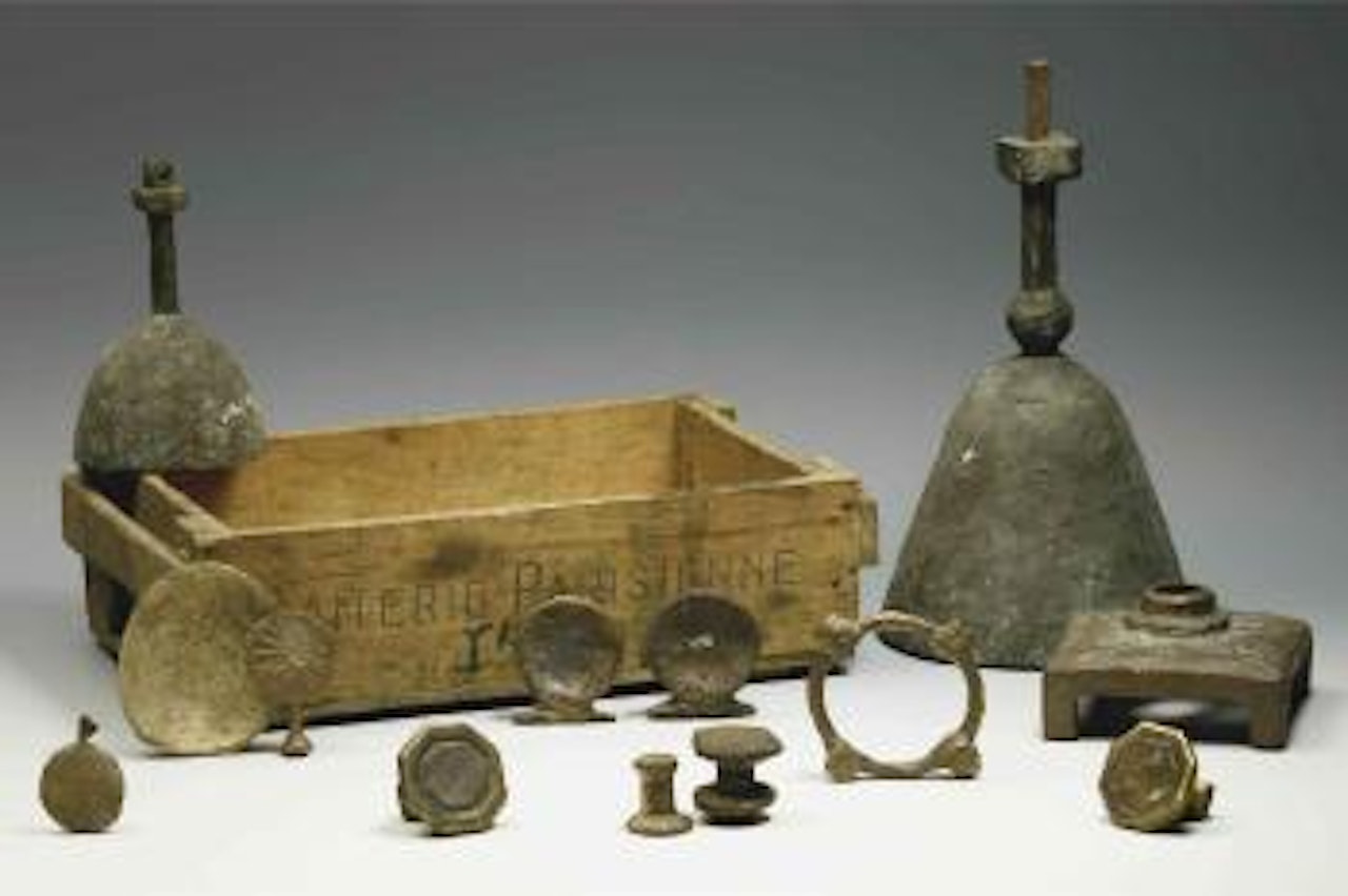 Holzkiste (Laiterie Parisienne) mit 13 Bronzeteilen by Diego Giacometti