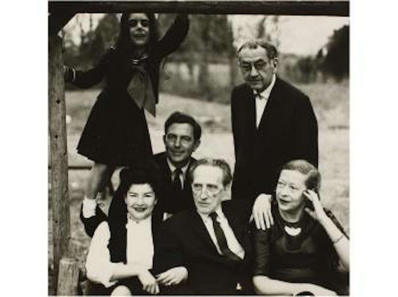 Man Ray con Marcel Duchamp y sus esposas, Juliet y Teeny, con otros amigos by Man Ray
