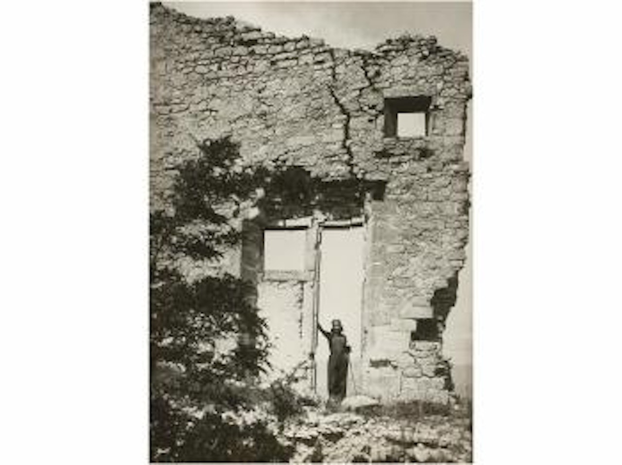 Ady Fidelin en las Tours Fendues, en Lacoste (Luberon, Francia) by Man Ray