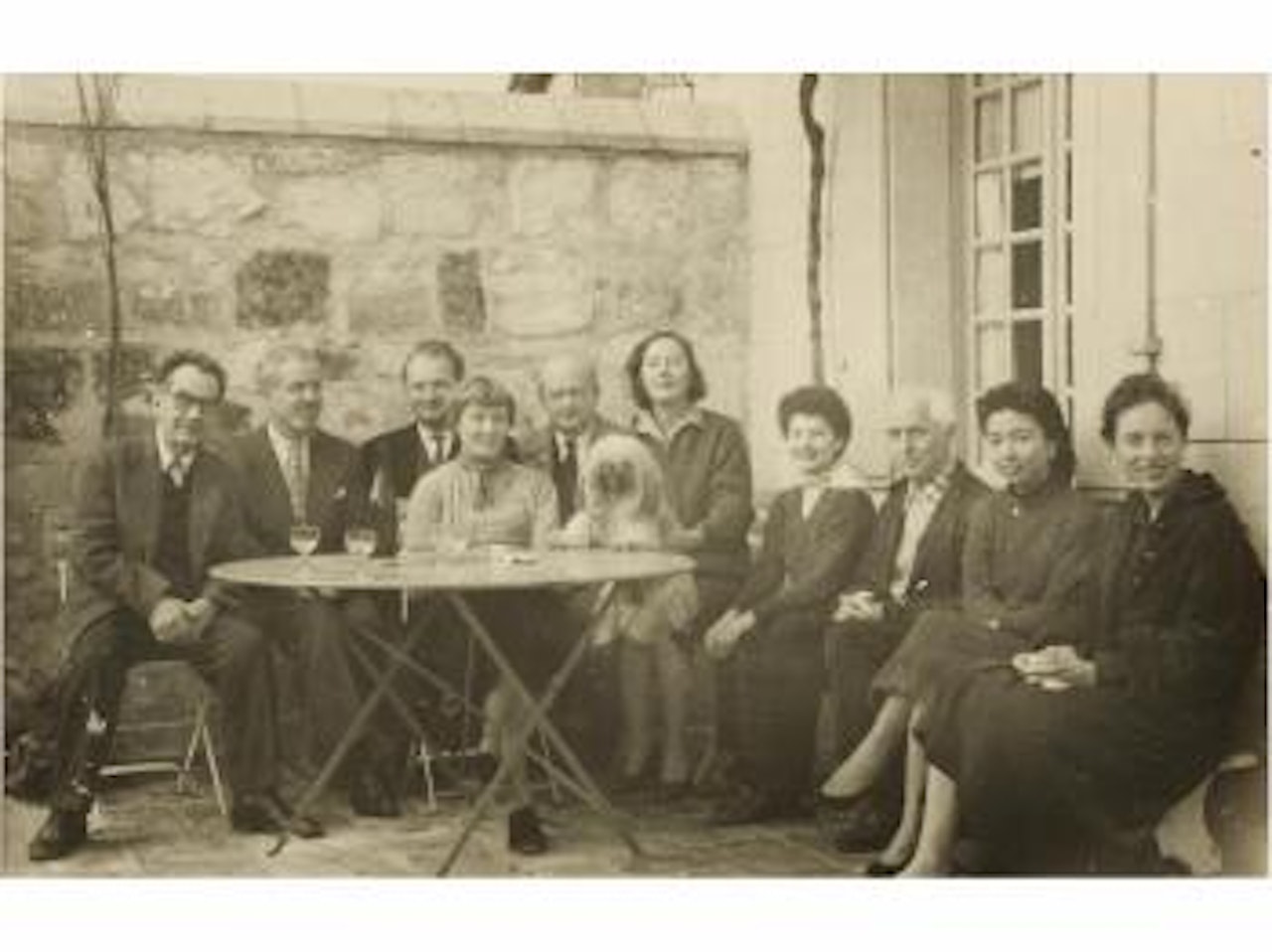 Man Ray con Juliet y otros amigos, entre ellos Max Ernst y Dorothea Tanning by Man Ray