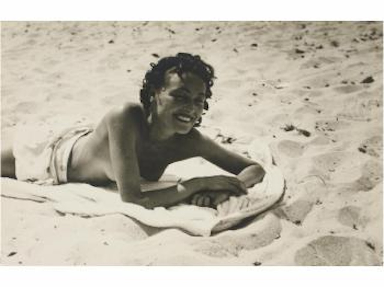 Nusch Éluard en la playa by Man Ray