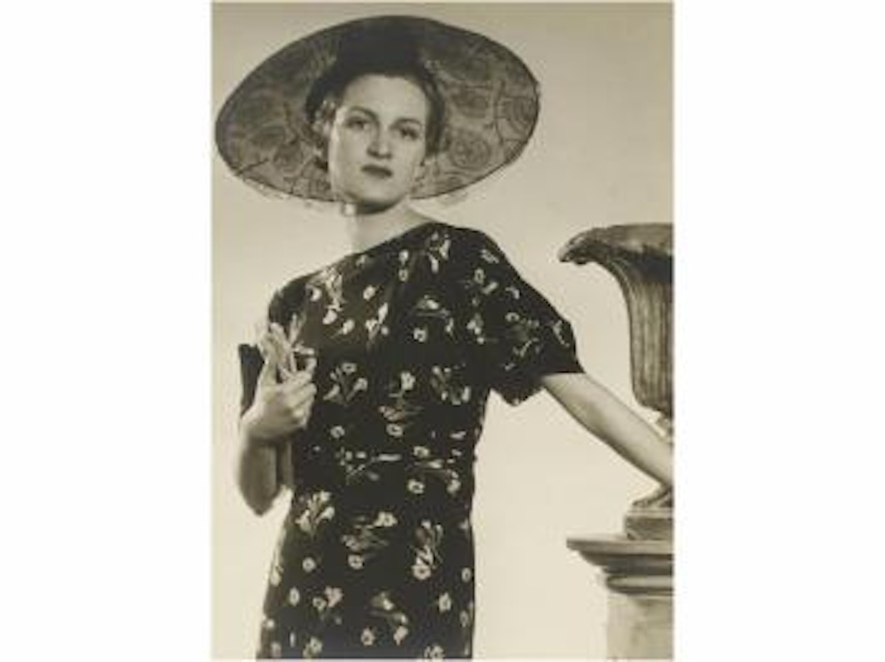 Moda, mujer con sombrero by Man Ray
