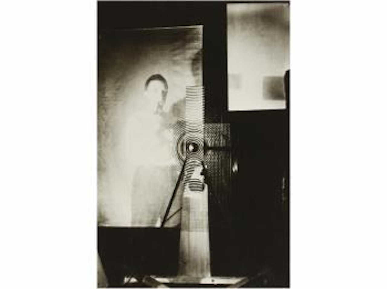 Duchamp detrás del Rotary Glass Plates en movimiento by Man Ray