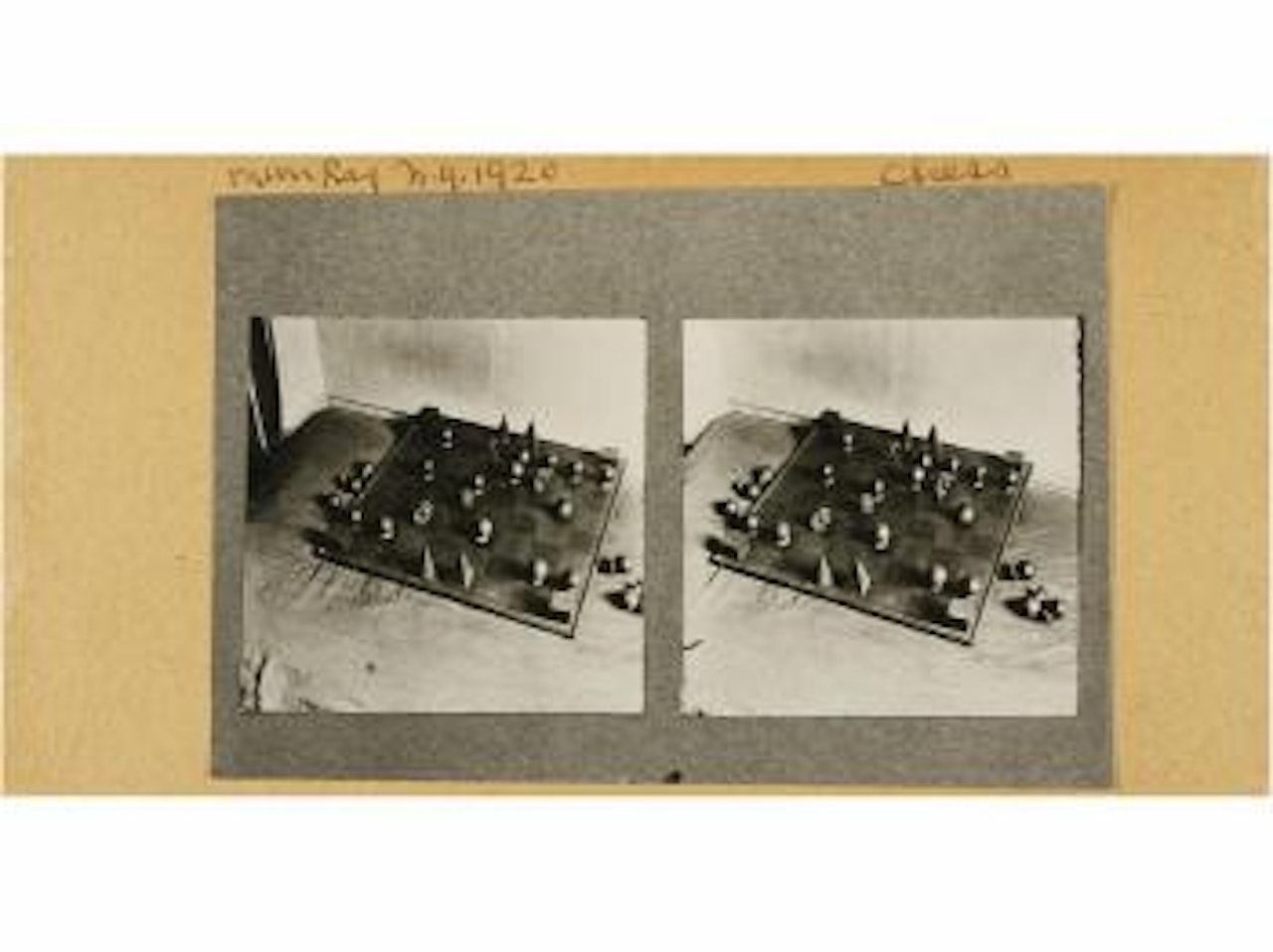 Juego de ajedrez, doble juego by Man Ray