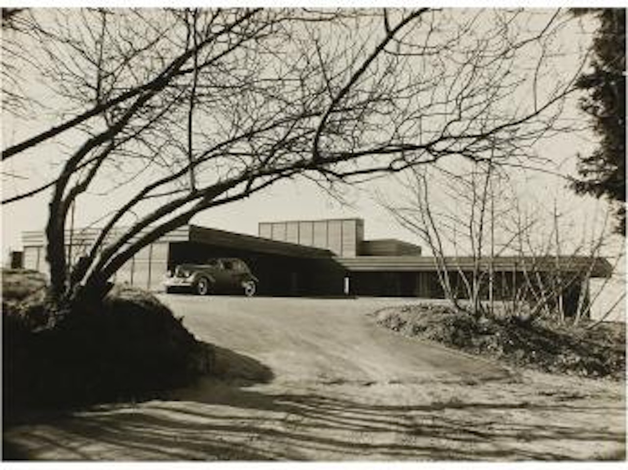 Casa con coche by Man Ray