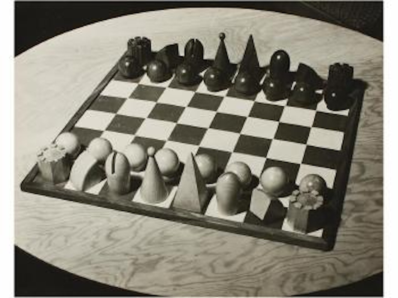 Tablero de ajedrez by Man Ray