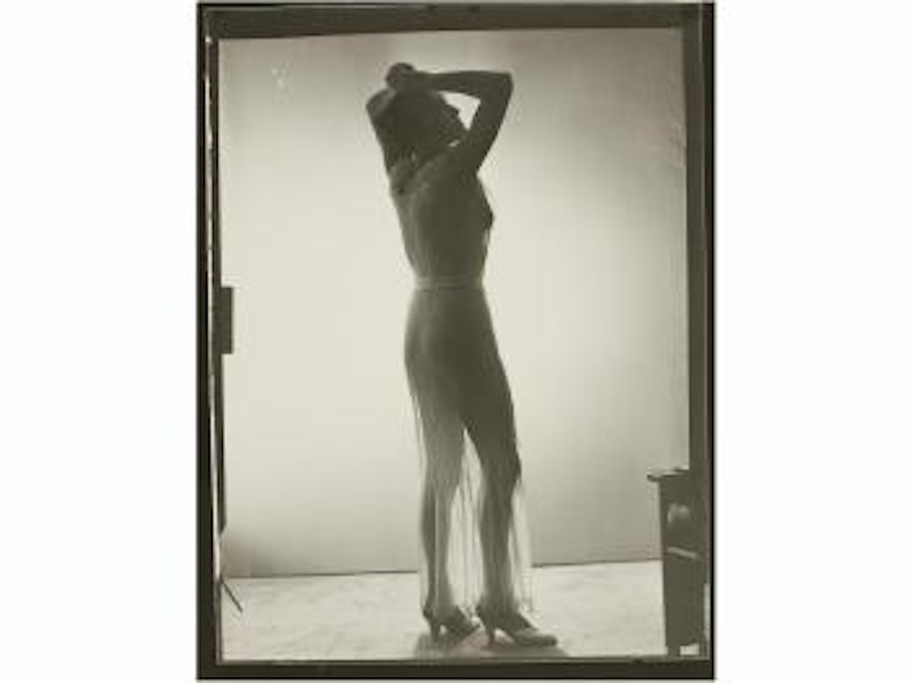 Meret Oppenheim con ropa transparente by Man Ray