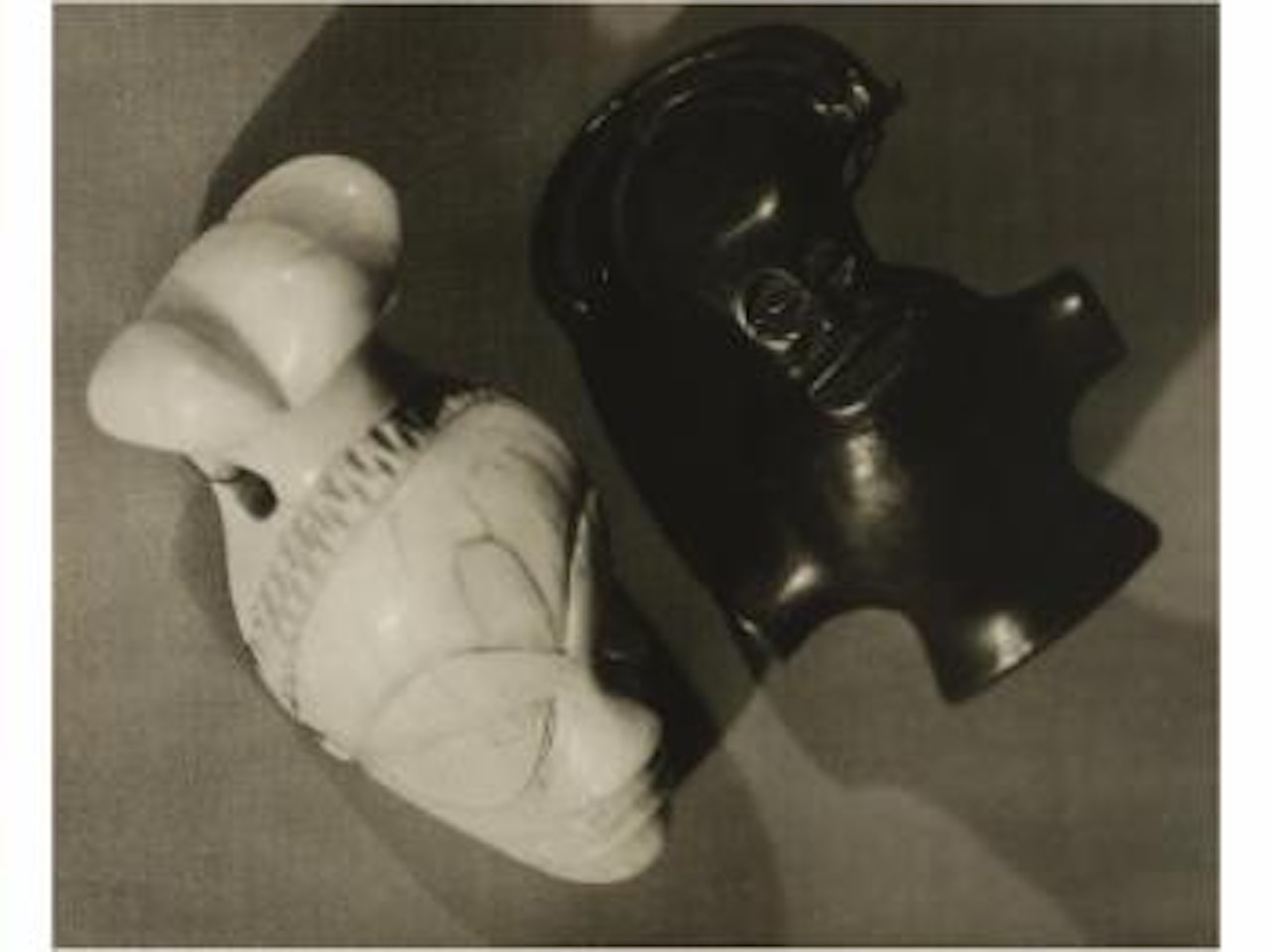 Colgante Pende y Silbato Chokwe, procedentes del Congo, colección Kerjsmeier by Man Ray