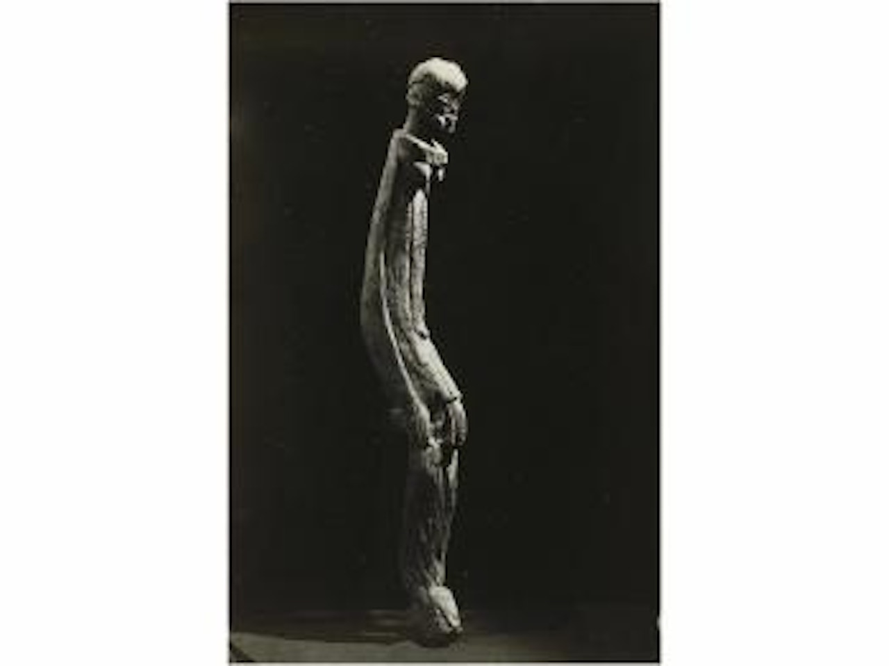 Objetos de arte africano que sirvieron para ilustrar el texto que realizó Michael Leiris by Man Ray