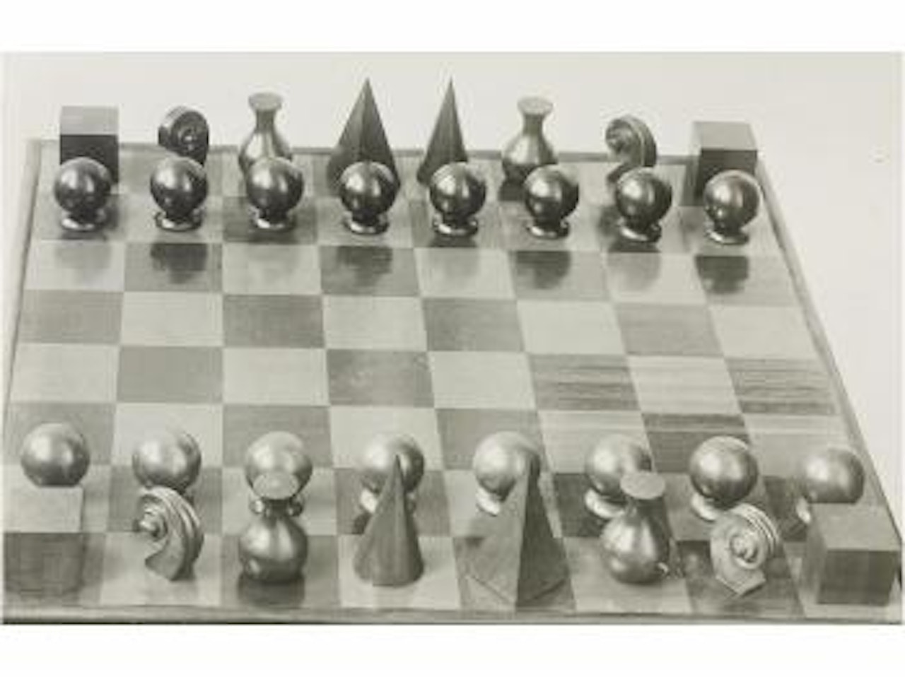 Tablero de ajedrez by Man Ray