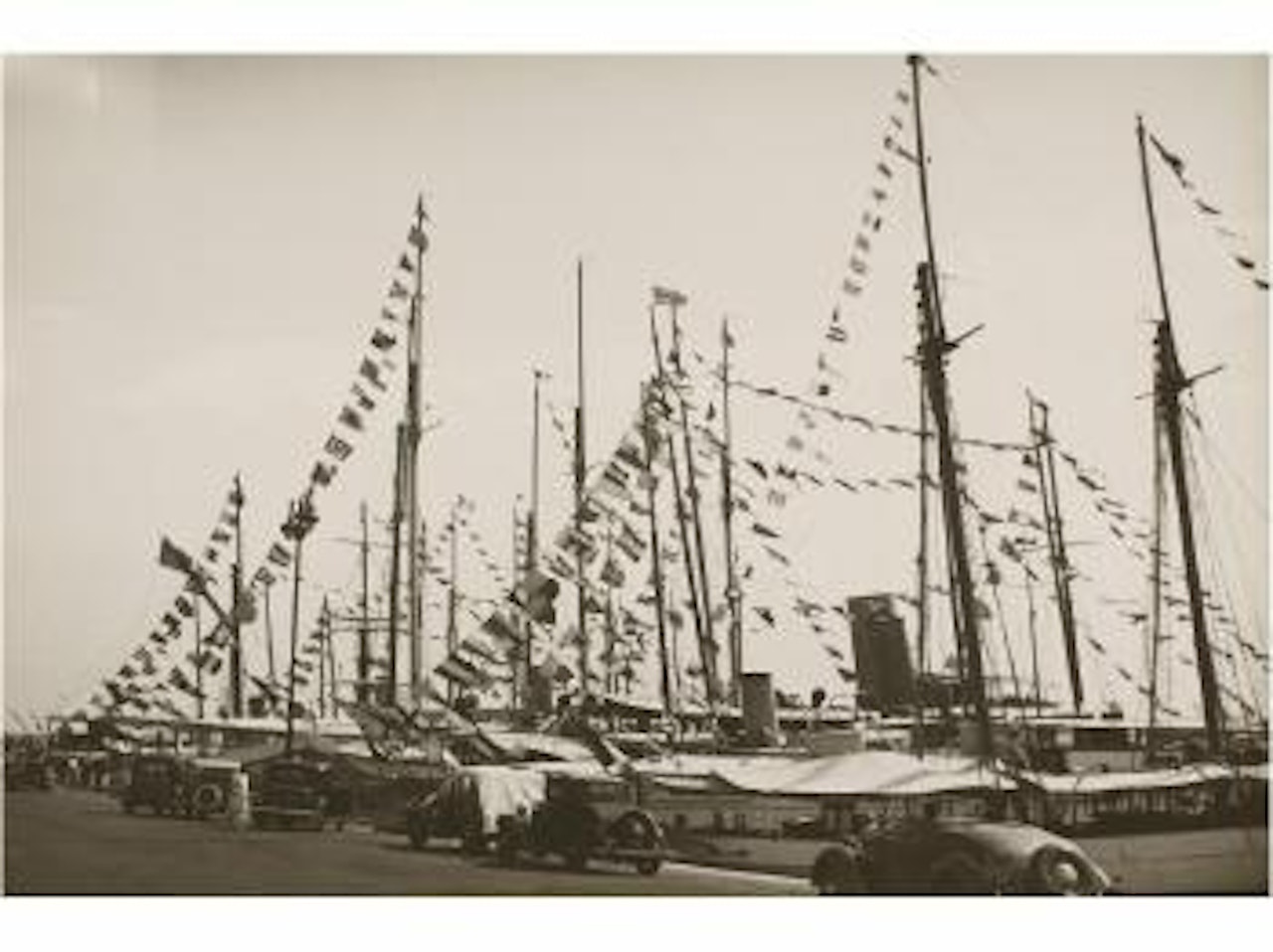 Barcos by Man Ray