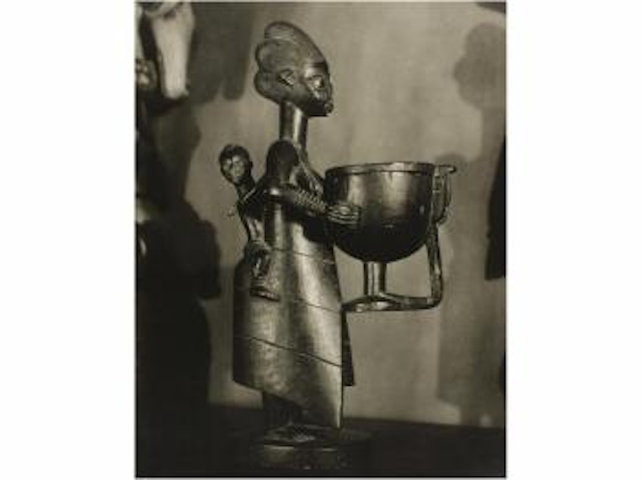 Madre Yoruba con niño llevando una copa con tapa, Togo/República de Benin, Nigeria, colección Kerjsmeier by Man Ray