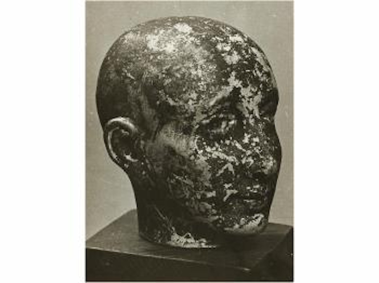 Cabeza perdida, encontrada debajo de una cama, objeto perdido by Man Ray