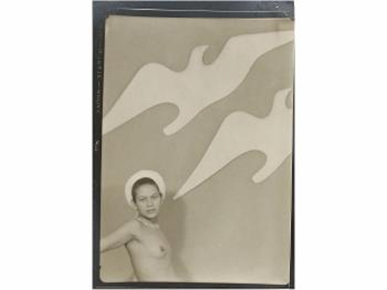 Ady Fidelin ante el modelo de yeso de la escultura Albatros, de Alberto Giacometti by Man Ray